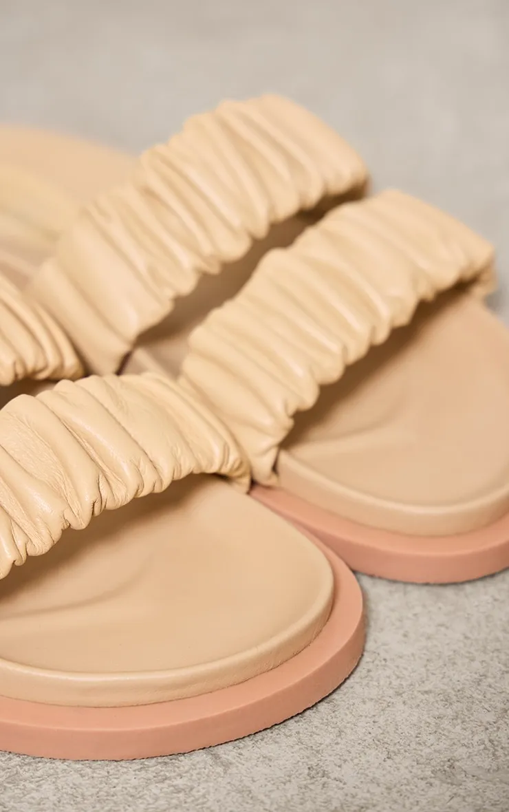 Sandales crème à semelles plateformes et brides froncées en cuir